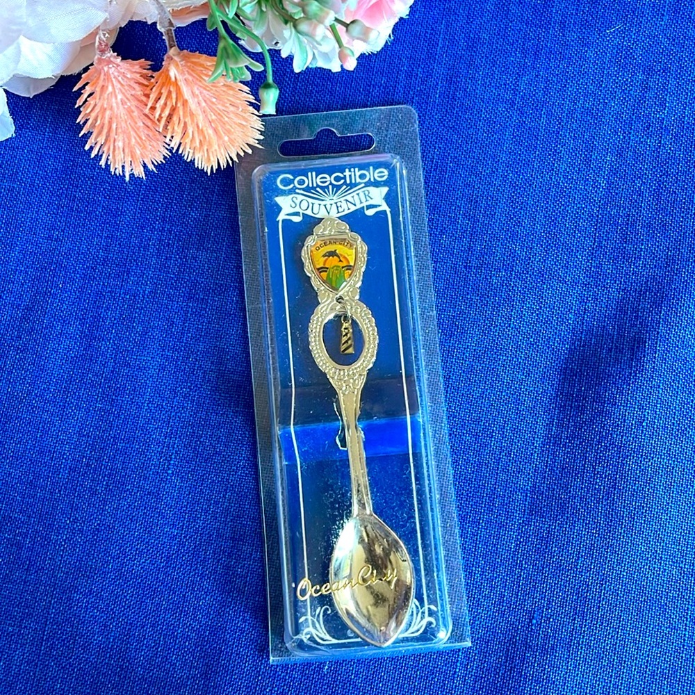 Collector/Souvenir Spoon (LIGHTHOUSE Charm) "OCEAN CITY" in Package